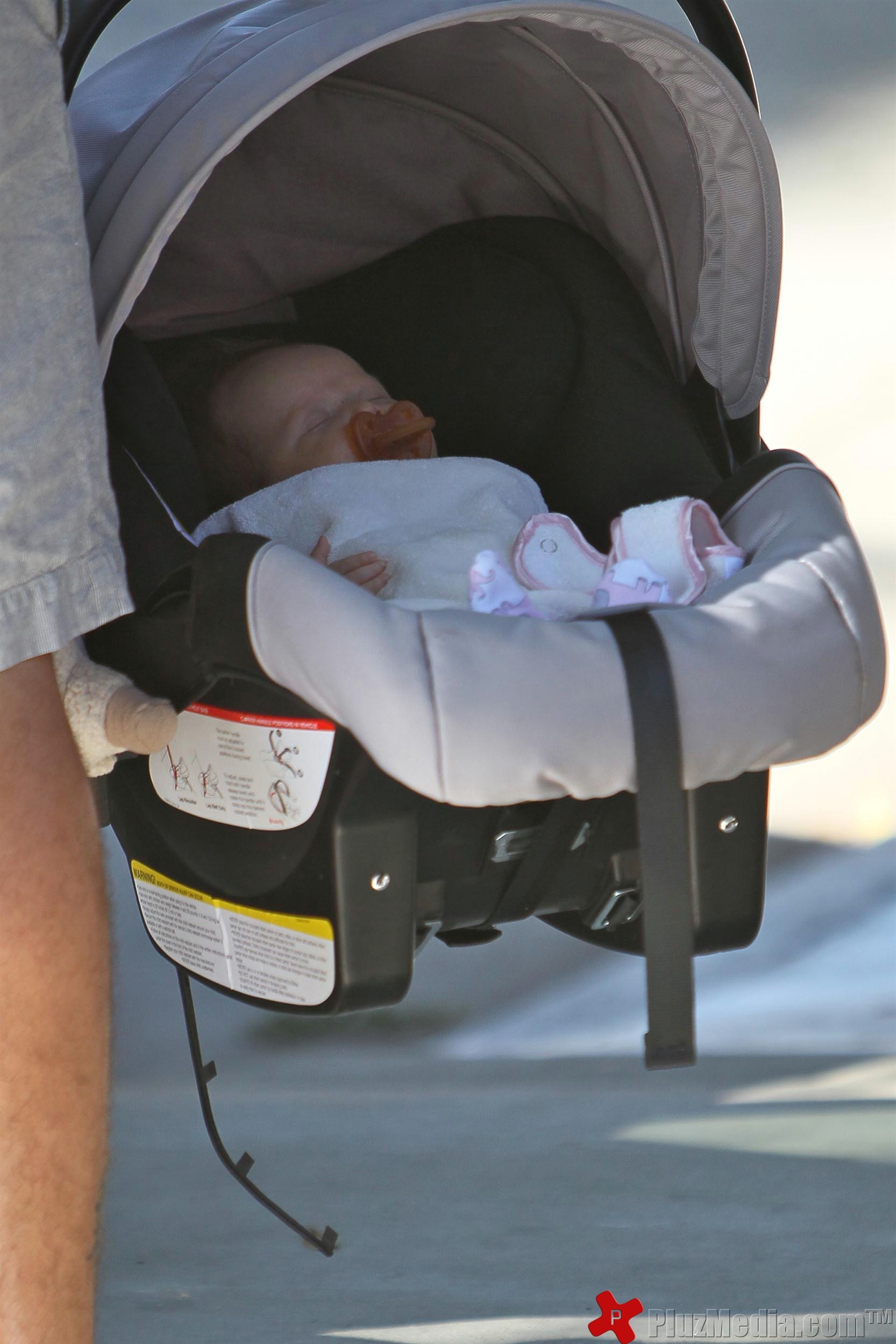Jessica Alba and Cash Warren take Honor Marie and new baby Haven for breakfast | Picture 98013